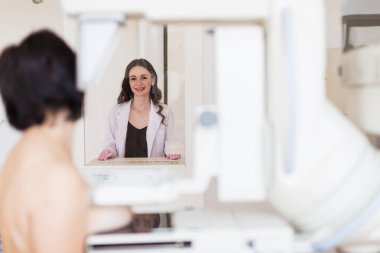 Bir hastanın meme ultrason muayenesinden ofisinde taşıyan genç çekici meme uzmanı