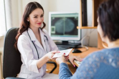 İş yerinde duran genç güzel meme uzman portresi