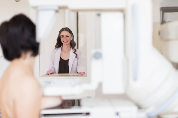 그녀의 사무실에서의 환자의 초음파 검사를 매력적인 전문가 — 스톡 사진