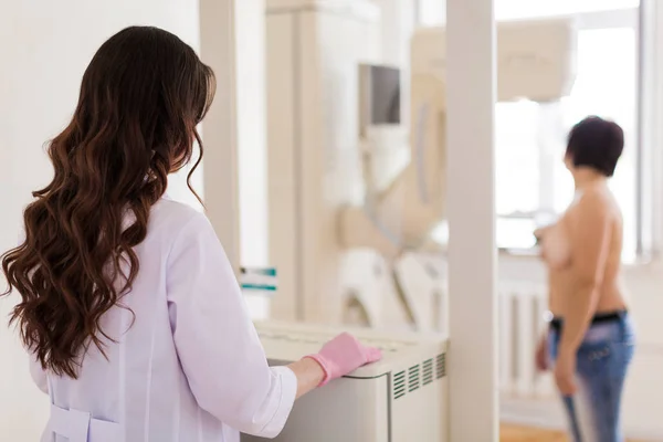 Vista Posterior Del Joven Especialista Mamas Que Está Realizando Examen — Foto de Stock