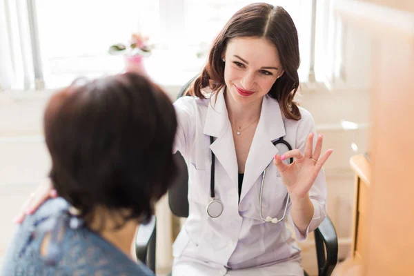 Young Cheerful Breast Specialist Talking Patient Her Office Showing Gesture — Stock Photo, Image