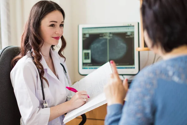 Portret Van Jonge Mooie Borst Specialist Die Haar Kantoor Staat — Stockfoto