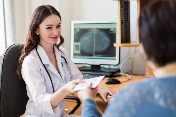 Porträtt Den Unga Vackra Bröst Specialist Som Står Hennes Kontor — Stockfoto