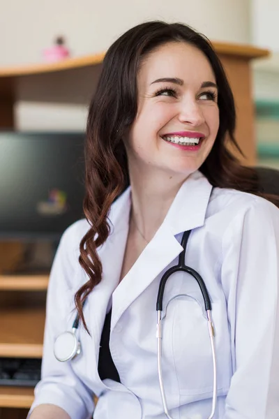 Portret Van Jonge Mooie Borst Specialist Die Zitten Haar Kantoor — Stockfoto