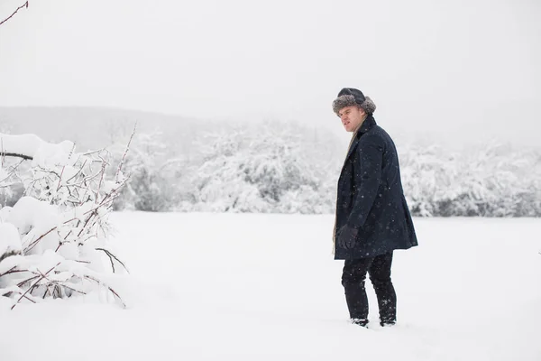 站在雪地里的年轻人 — 图库照片
