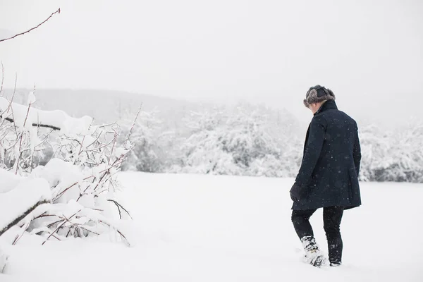 在雪地里散步的那个年轻人 — 图库照片