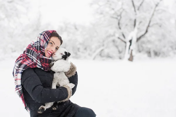 Den Leende Unga Vackra Kvinnan Som Sitter Snön Och Håller — Stockfoto