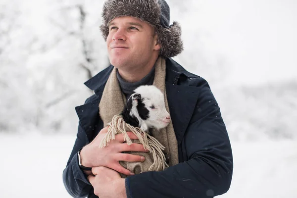 Portrait Jeune Homme Aimant Qui Tient Petite Chèvre Dans Les — Photo