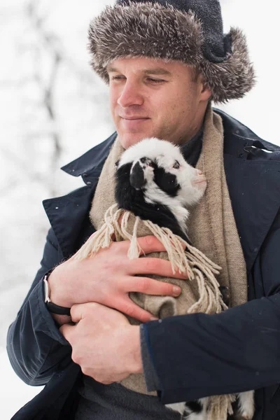 Portrait Jeune Homme Aimant Qui Tient Petite Chèvre Dans Ses — Photo