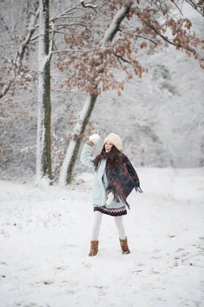 Mladá Radostné Žena Stojící Zasněženém Parku Ruce Drží Sněhová Koule — Stock fotografie
