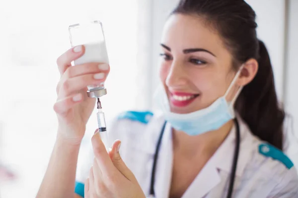 Close Jovem Enfermeira Sorridente Que Está Ligar Medicamento Para Seringa — Fotografia de Stock