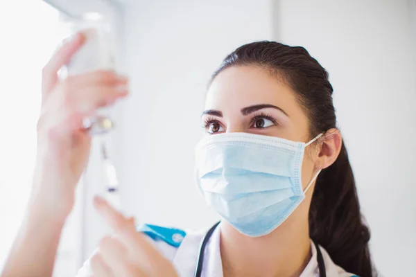 Acercamiento Enfermera Joven Positiva Que Está Marcando Medicamento Jeringa Interior — Foto de Stock