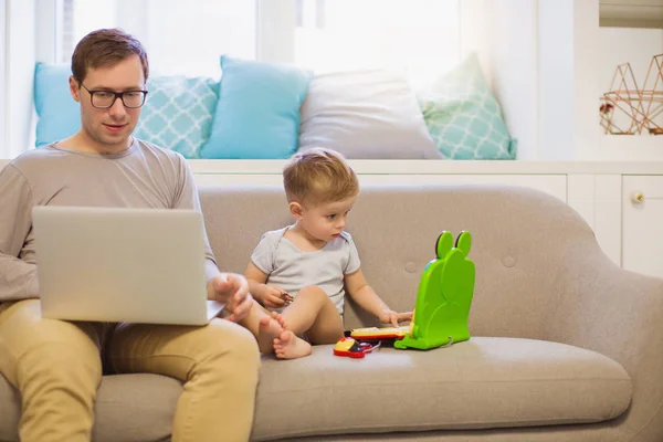 Gelukkige Jonge Vader Zittend Een Bank Kamer Met Zijn Schattige — Stockfoto