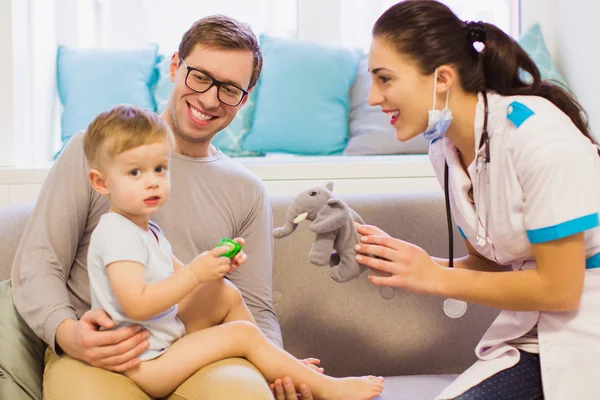 Jonge Vader Zittend Een Bank Kamer Zijn Schattig Zoontje Ronden — Stockfoto