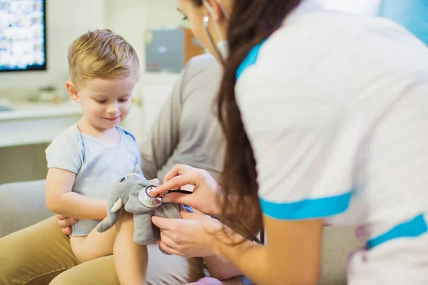 Padre Sentado Sofá Habitación Sosteniendo Pequeño Hijo Las Vueltas Joven — Foto de Stock