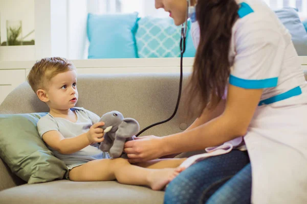 Joven Doctor Sentado Sofá Habitación Jugando Con Niño Lindo Que — Foto de Stock