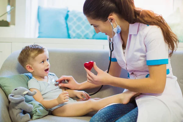 Jonge Dokter Zittend Een Bank Kamer Lawaai Van Schattige Kleine — Stockfoto