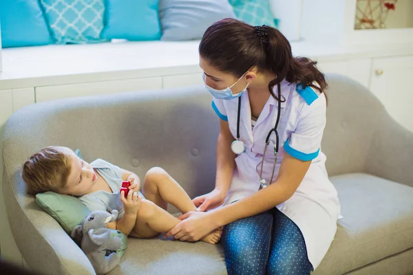 Joven Doctor Sentado Sofá Habitación Hablando Con Lindo Niño Que — Foto de Stock