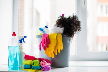 Odada bir masada bir temizlik için farklı şeyler