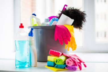 Odanın penceresinde yakınındaki bir temizlik için farklı şeyler