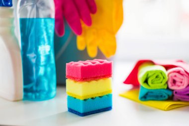 Yakın çekim kapalı temizlik için şeyler yakınındaki mendil