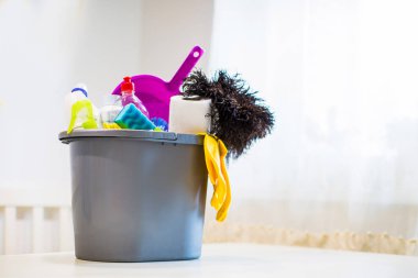 Odaya temizlik için farklı şeyler ile kova