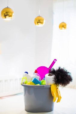 ' De bir tabloda Oda temizliği için farklı şeyler ile kova