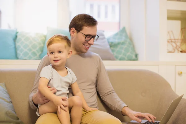 Jeune Père Souriant Assis Avec Son Petit Fils Sur Canapé — Photo