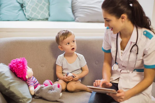 Joven Médico Sonriente Sentado Sofá Habitación Cerca Del Niño Divertido — Foto de Stock