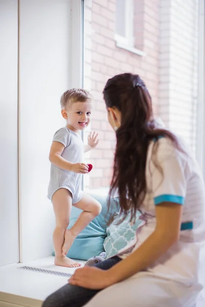 Jonge Dokter Zittend Een Bank Kamer Buurt Van Lachende Schattige — Stockfoto