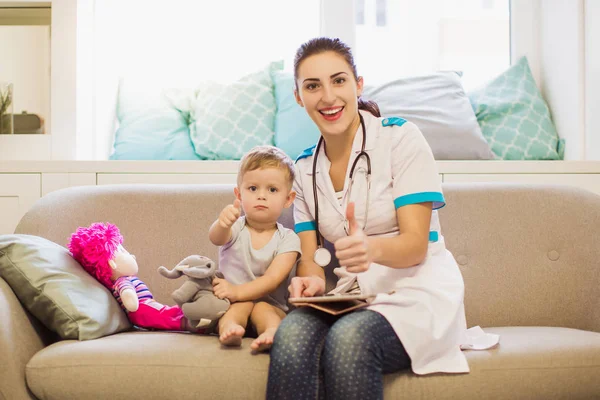 Lachende Jonge Dokter Zittend Een Bank Kamer Buurt Van Schattige — Stockfoto