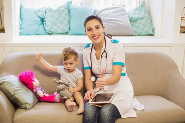 Vrolijke Jonge Dokter Zittend Een Bank Kamer Buurt Van Schattige — Stockfoto