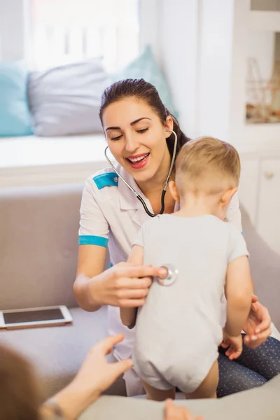 Lachende Jonge Dokter Zittend Bank Kamer Lawaai Het Organisme Van — Stockfoto