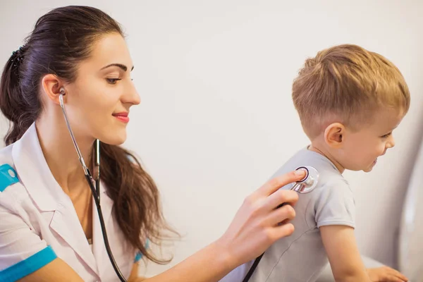 Seitenansicht Eines Jungen Arztes Der Mit Hilfe Eines Stethoskops Einem — Stockfoto