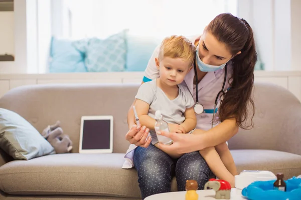 Die Junge Krankenschwester Sitzt Auf Dem Sofa Zimmer Und Hält — Stockfoto