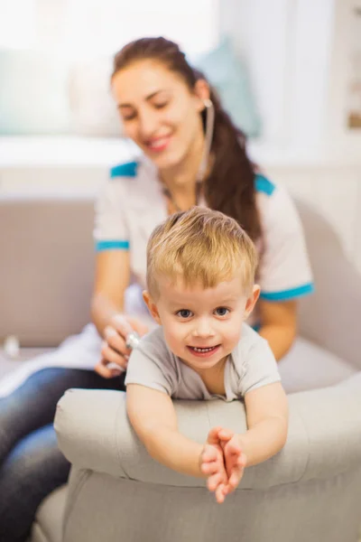 Der Fröhliche Junge Arzt Der Dem Lärm Organismus Des Lustigen — Stockfoto