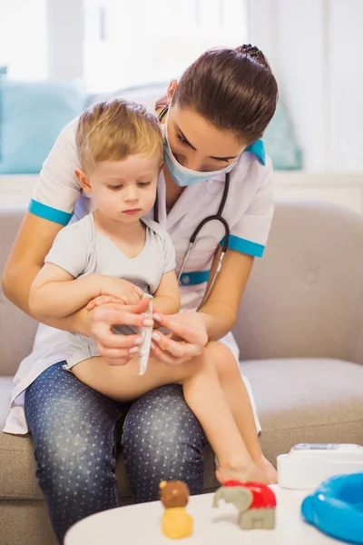 Die Junge Krankenschwester Sitzt Auf Dem Sofa Zimmer Und Hält — Stockfoto