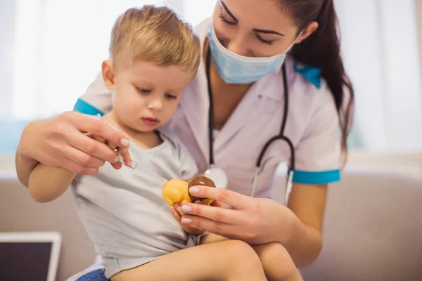 Jonge Verpleegster Zittend Bank Kamer Schattige Kleine Jongen Ronde Geven — Stockfoto