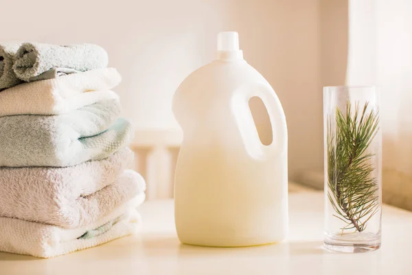 Abstergent Folded Towels Vase Table Room — Stock Photo, Image