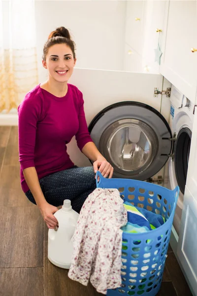 Jeune Femme Joyeuse Assise Près Machine Laver Dans Chambre Tenant — Photo