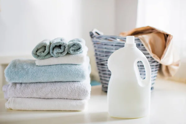 Abstergent Basket Clothes Folded Towels Table Room — Stock Photo, Image