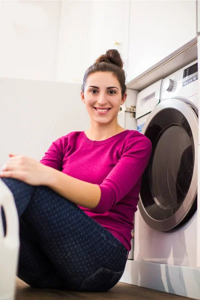 Jonge Lachende Vrouw Die Zit Buurt Van Wasmachine Kamer — Stockfoto