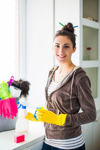 Portrait Jeune Femme Souriante Qui Tient Près Fenêtre Des Choses — Photo