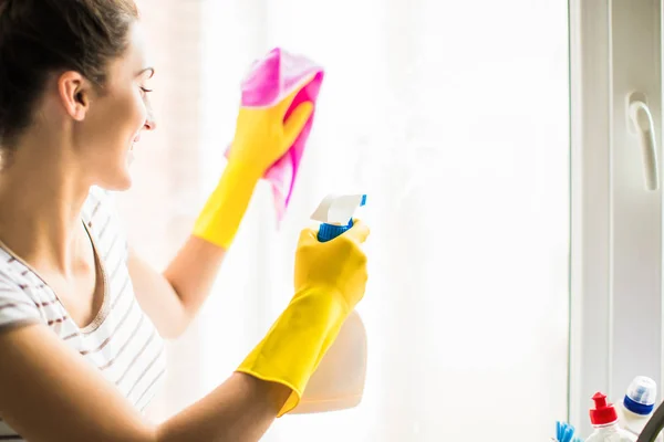 Jonge Lachende Vrouw Handschoenen Wassen Het Venster Thuis — Stockfoto