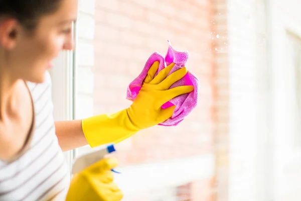 Close Gelukkig Jongedame Handschoenen Wassen Het Venster Thuis — Stockfoto