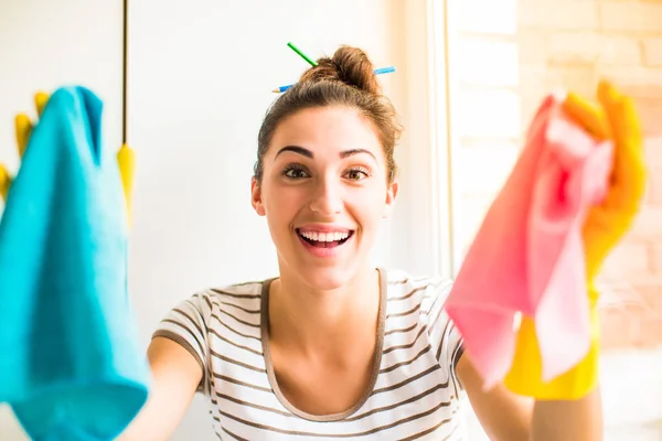 Portret Van Jonge Lachende Vrouw Die Zitten Buurt Van Het — Stockfoto