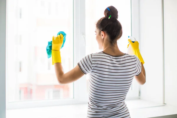 Rückansicht Der Jungen Frau Die Das Fenster Mit Lappen Und — Stockfoto