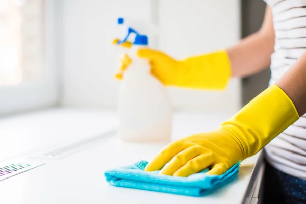 Close Jonge Vrouw Geel Handschoenen Bedrijf Rag Window Cleaner Handen — Stockfoto