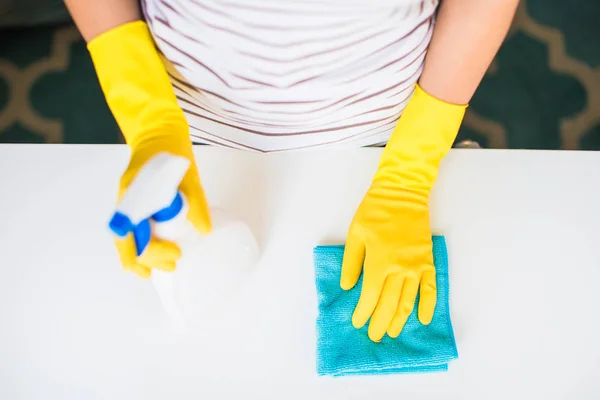 Jonge Vrouw Gele Handschoenen Rag Venster Schonere Bedrijf Handen Binnenshuis — Stockfoto