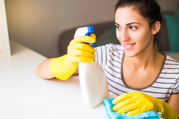 Portret Van Jonge Lachende Vrouw Geel Handschoenen Die Lap Venster — Stockfoto